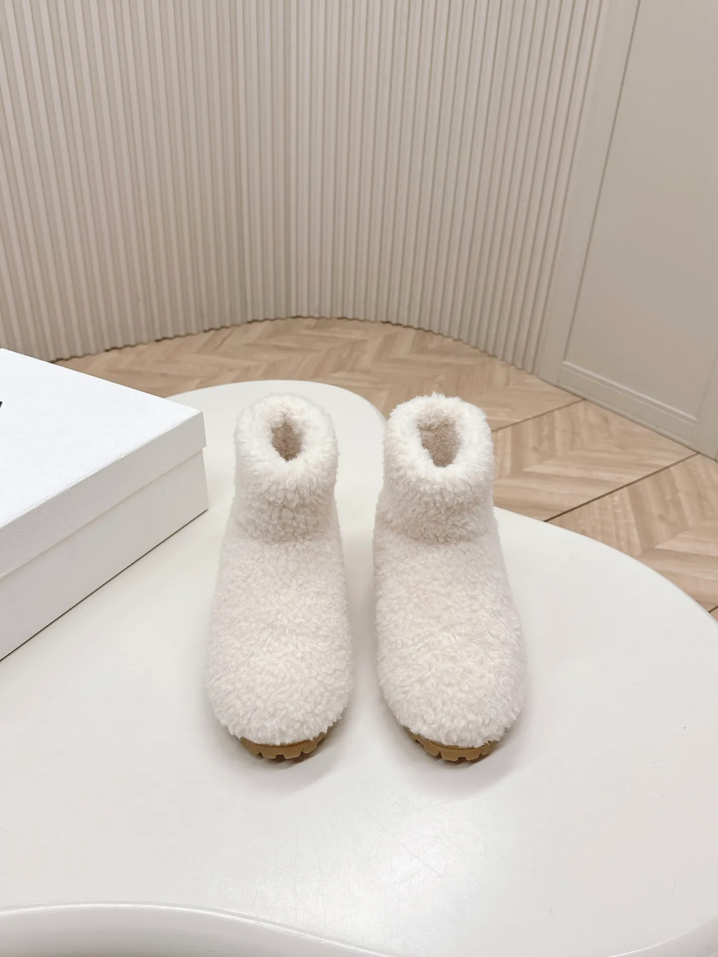 👟👟Ex-factory price 560👟👟 Prada prada24 autumn and winter furry short boots snow boots． The classic triangle buckle is comfortable, cute, cute, fashionable, elegant and versatile. The wool is comfortable and soft, awakening the warmth of autumn and winter. Let you walk comfortably from morning to night. You can easily manage the changing seasons. Wool, original outsole! 35-40 yards